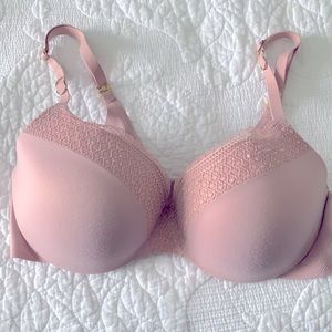 Victoria’s Secret bra (34 D)